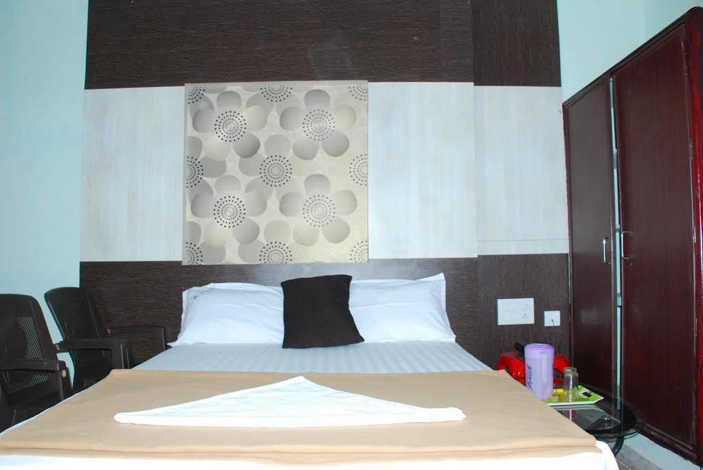 Hôtel Jayalakshmi Residency à Tirupati Extérieur photo